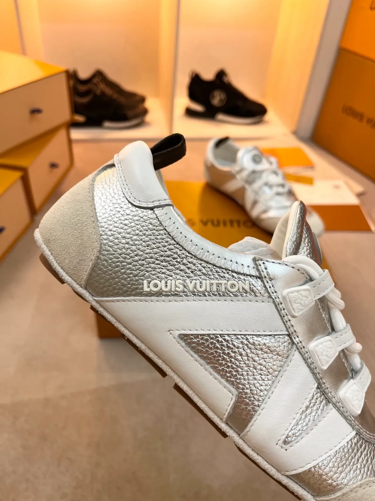লুইস ভিটন LV Trainer সিলভার হোয়াইট মেটালিক এবং টু-টোন V-শেপড সাইড স্ট্রাইপ লাইফস্টাইল স্নিকার্স 2