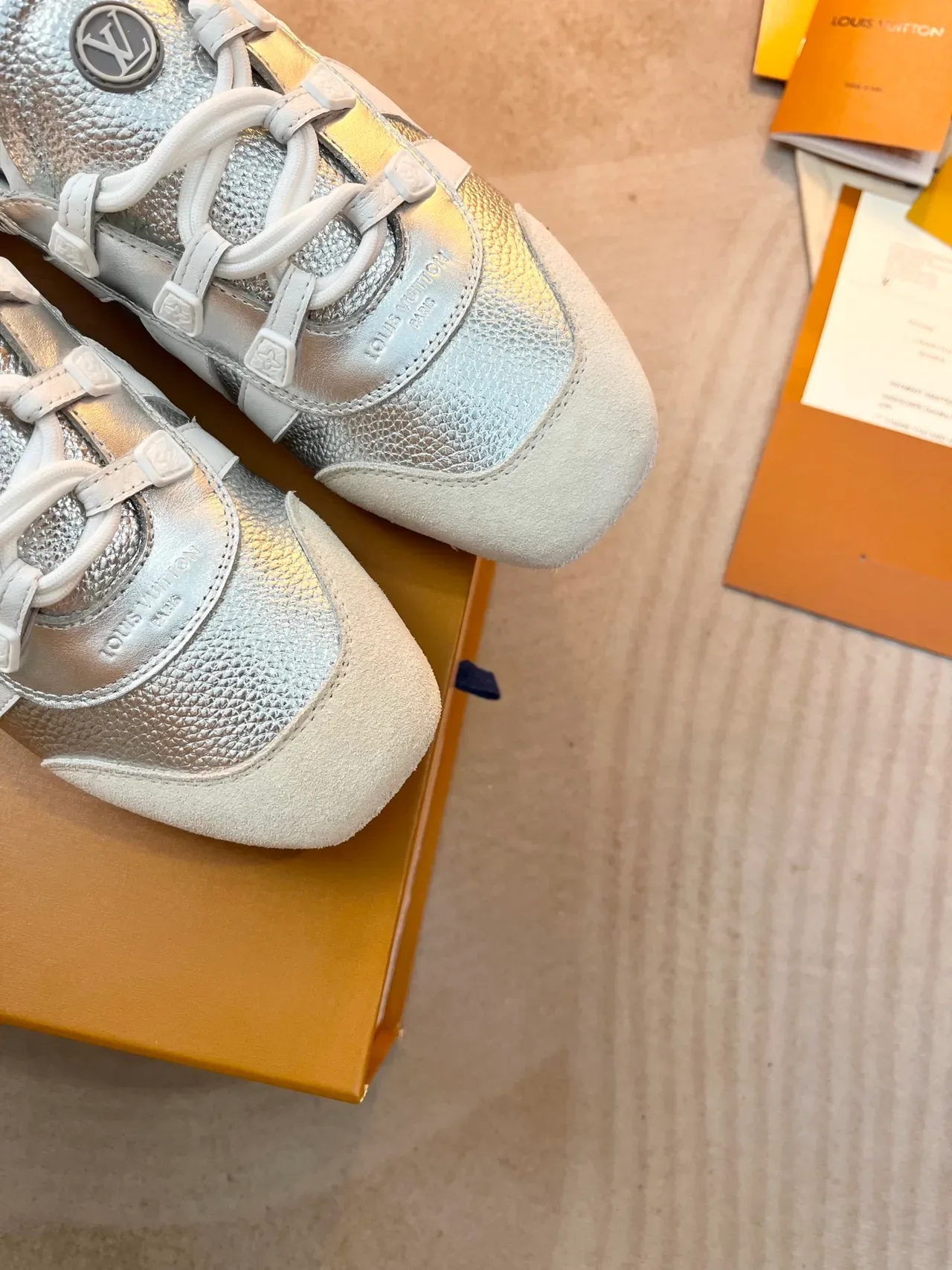 লুইস ভিটন LV Trainer সিলভার হোয়াইট মেটালিক এবং টু-টোন V-শেপড সাইড স্ট্রাইপ লাইফস্টাইল স্নিকার্স 3