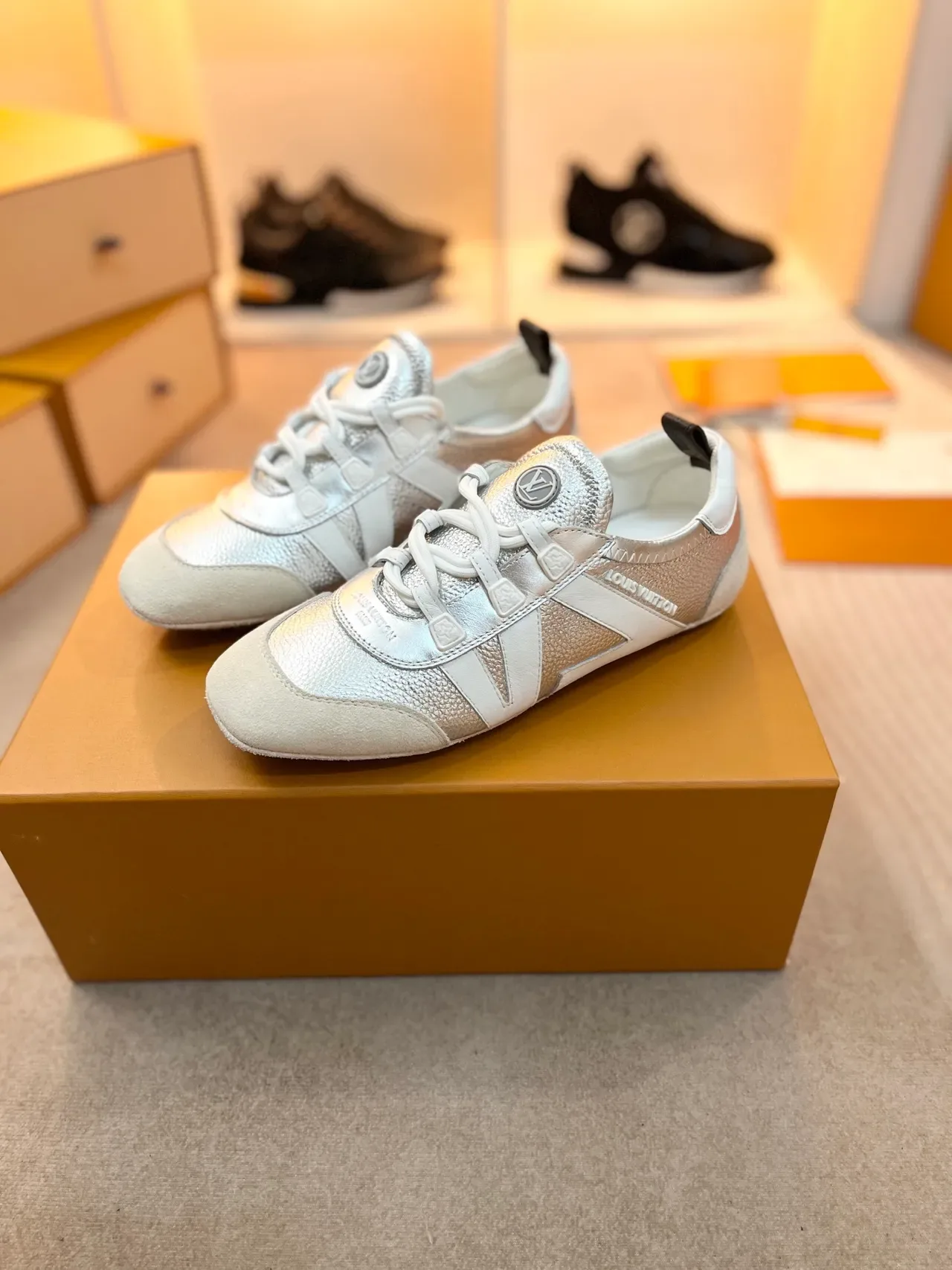 লুইস ভিটন LV Trainer সিলভার হোয়াইট মেটালিক এবং টু-টোন V-শেপড সাইড স্ট্রাইপ লাইফস্টাইল স্নিকার্স 5