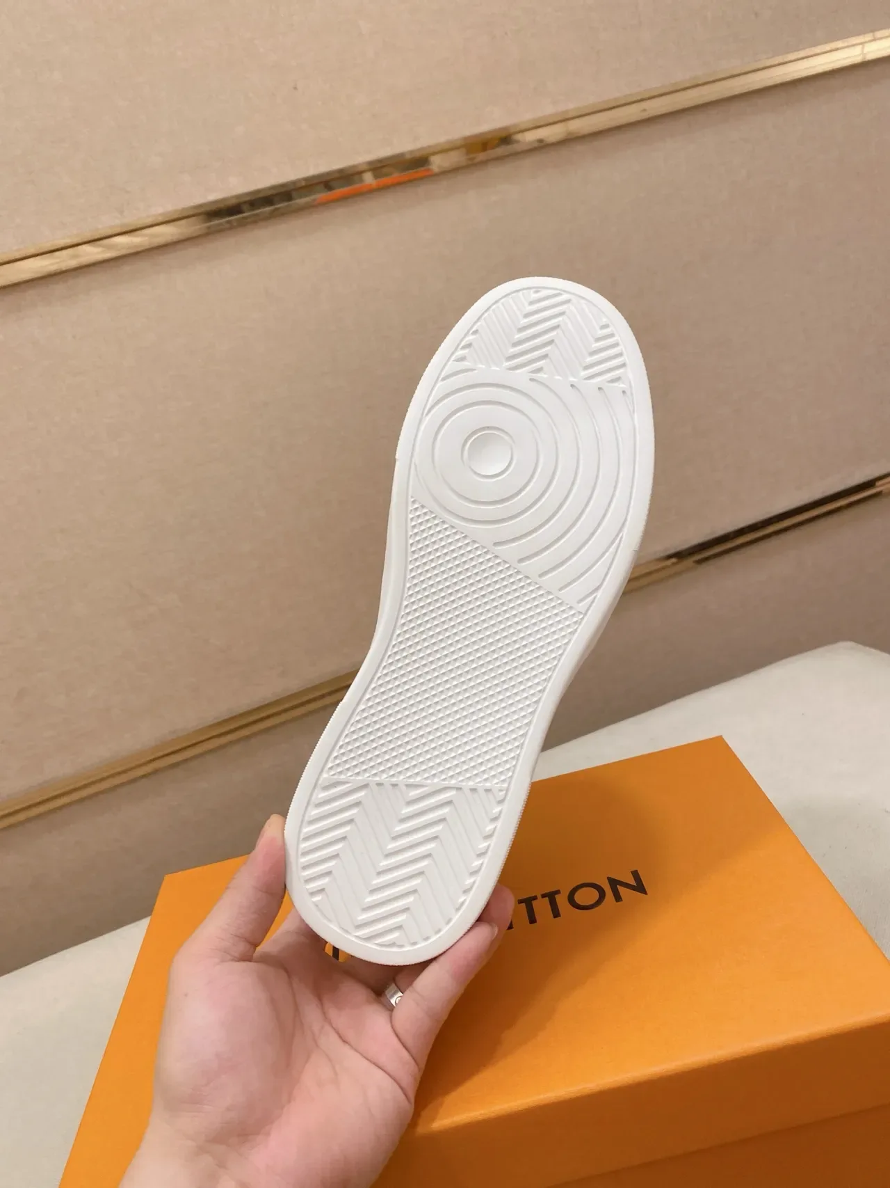 Louis Vuitton LV Trainer সাদা বেইজ লো-টপ এমবসড মনোগ্রাম লাইফস্টাইল স্নিকার্স 2