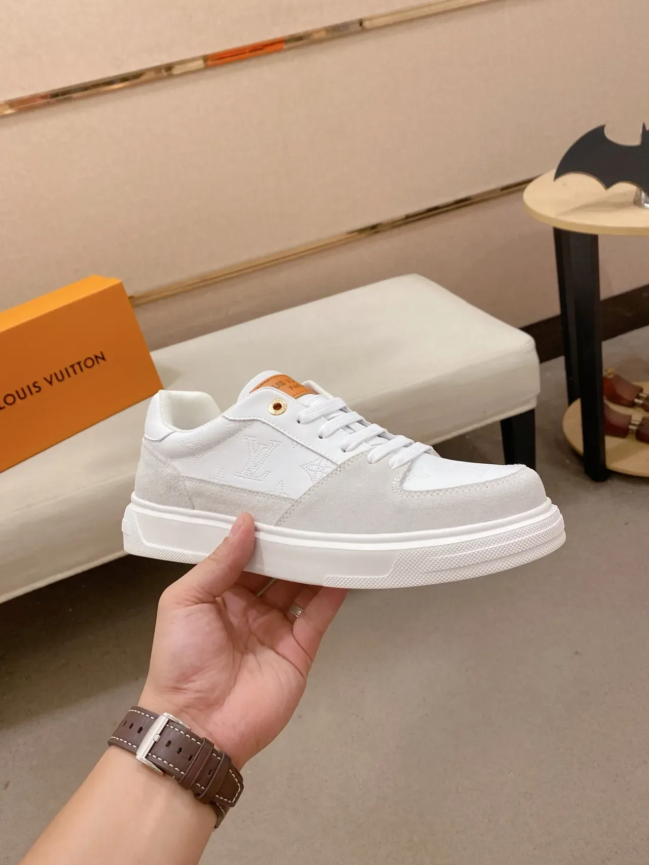Louis Vuitton LV Trainer সাদা বেইজ লো-টপ এমবসড মনোগ্রাম লাইফস্টাইল স্নিকার্স 4