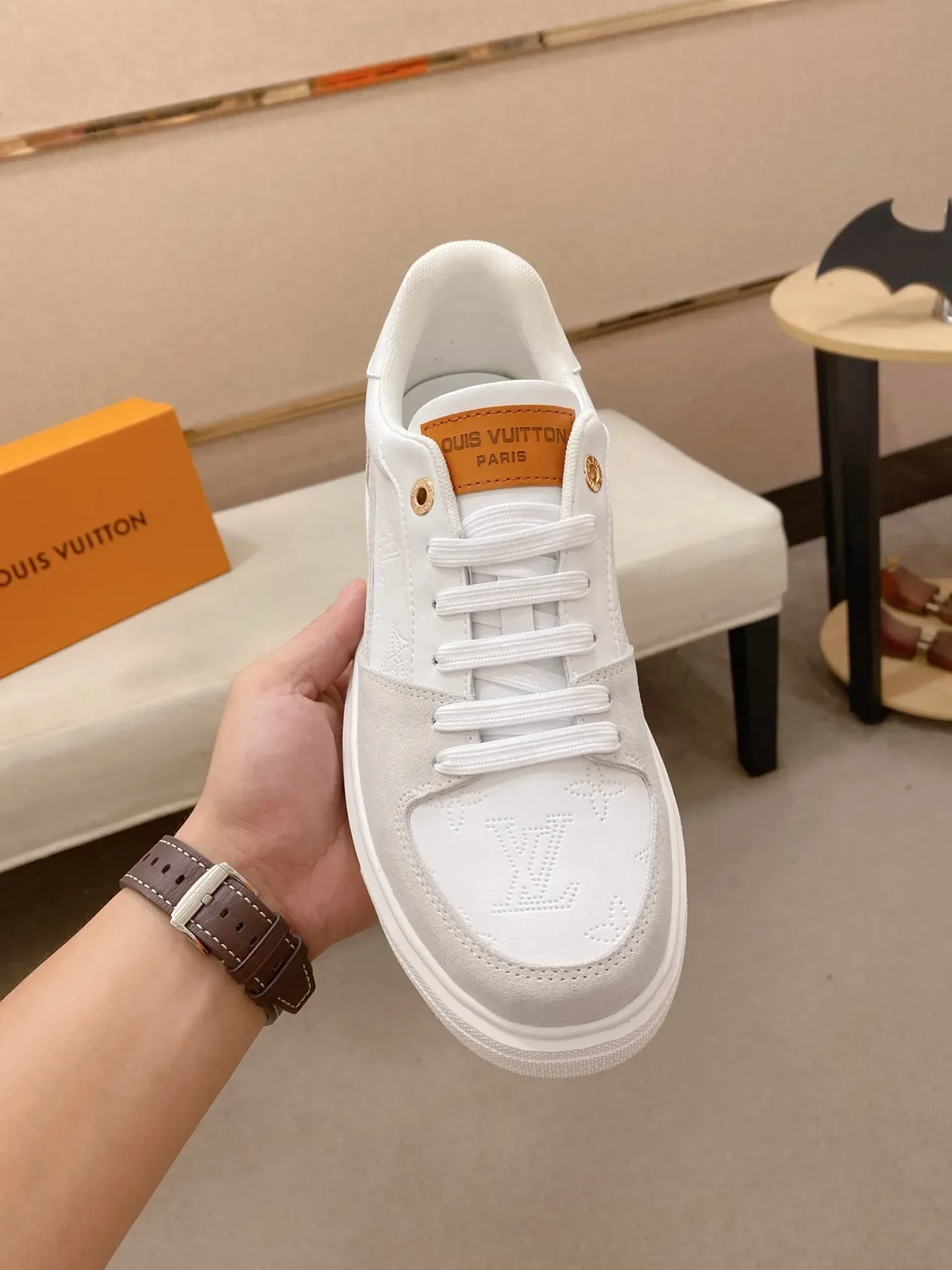 Louis Vuitton LV Trainer সাদা বেইজ লো-টপ এমবসড মনোগ্রাম লাইফস্টাইল স্নিকার্স 5
