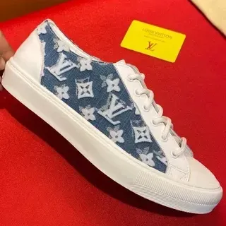 Louis Vuitton LV Trainer Zapatillas Lifestyle Blanco Azul Denim Panel Monogram Acentos de Cuero