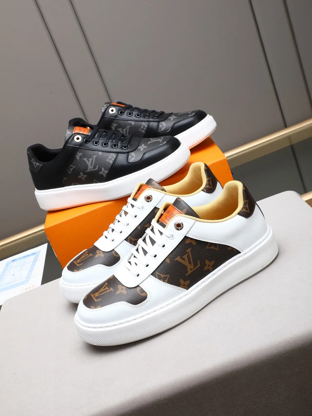 Louis Vuitton LV Trainer Blanc et Marron Low-Top Monogramme Toile Lifestyle Sneakers 2