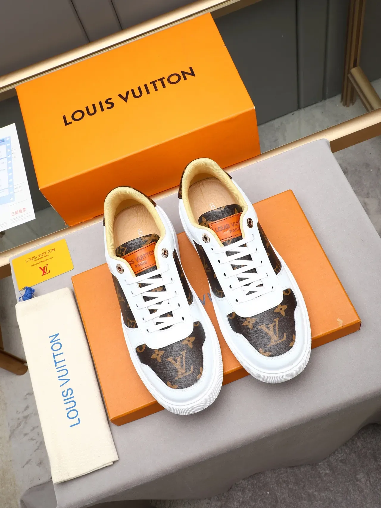 Louis Vuitton LV Trainer Blanc et Marron Low-Top Monogramme Toile Lifestyle Sneakers 3