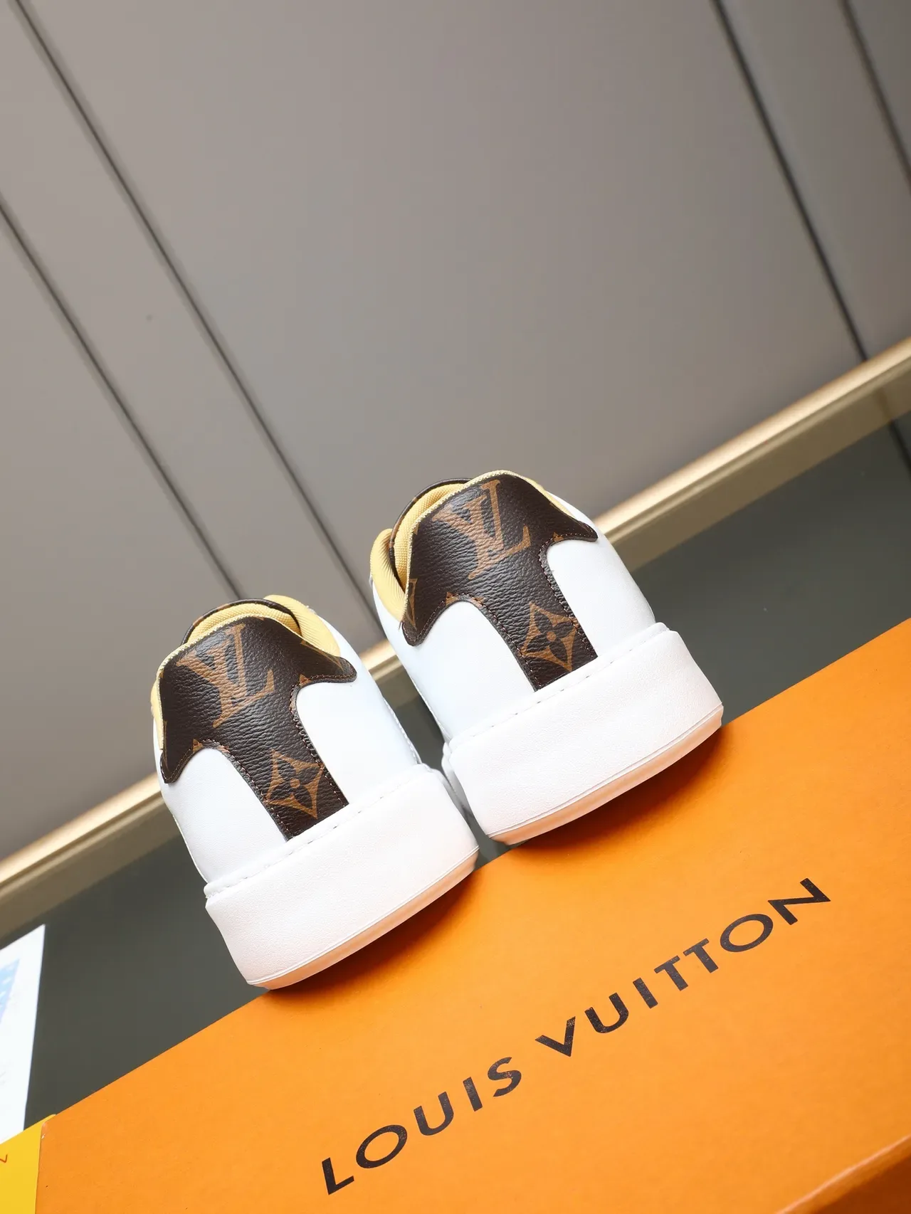 Louis Vuitton LV Trainer Blanc et Marron Low-Top Monogramme Toile Lifestyle Sneakers 4