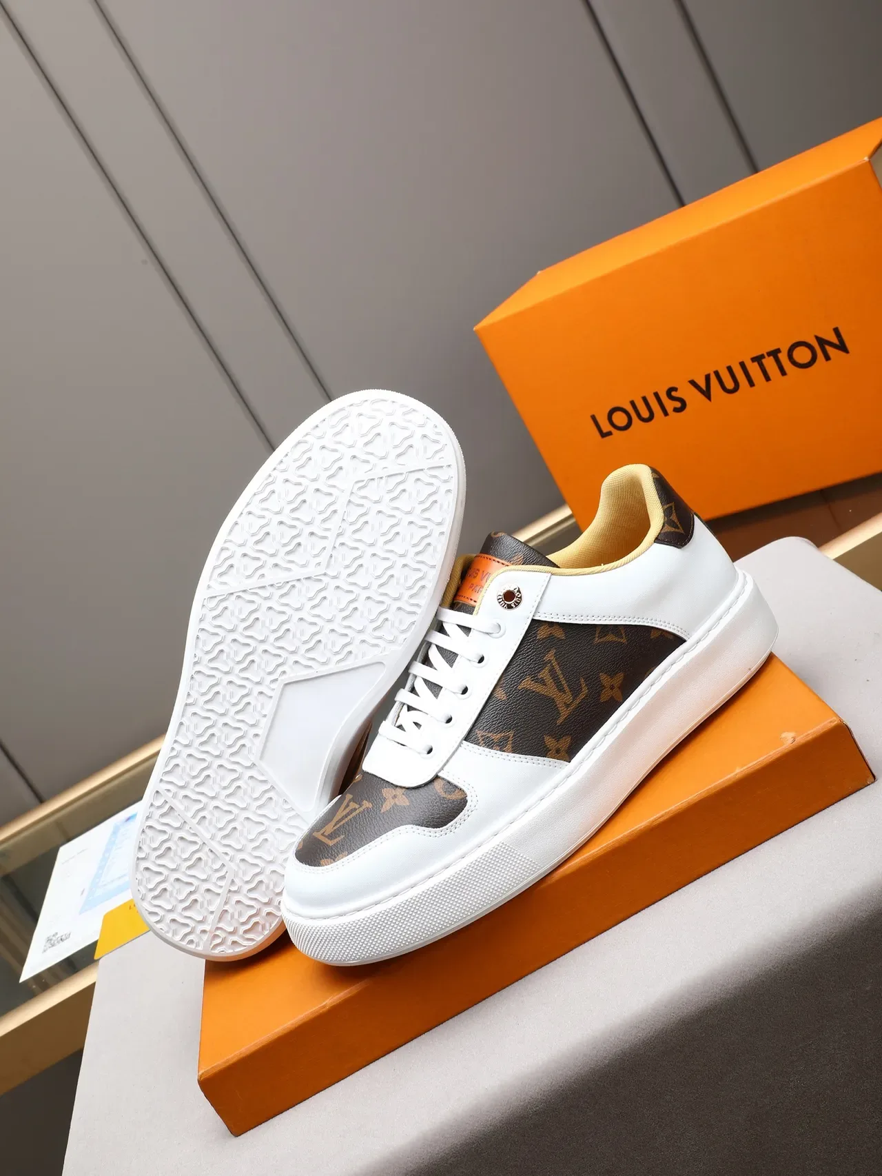 Louis Vuitton LV Trainer Blanc et Marron Low-Top Monogramme Toile Lifestyle Sneakers 5