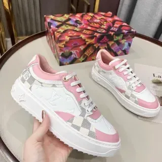 Louis Vuitton LV Trainer Blancos y Rosa Cuero Embossed Monogram Damier Check Paneling Lifestyle Sneakers