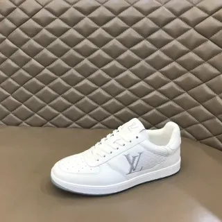 Louis Vuitton LV Trainer Tênis Lifestyle de Couro Branco e Prateado com Bico Perfurado