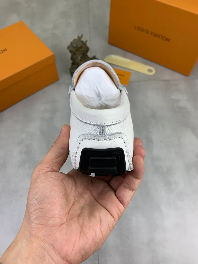 Louis Vuitton LV Twist Loafer loafers en cuir blanc texturé 3