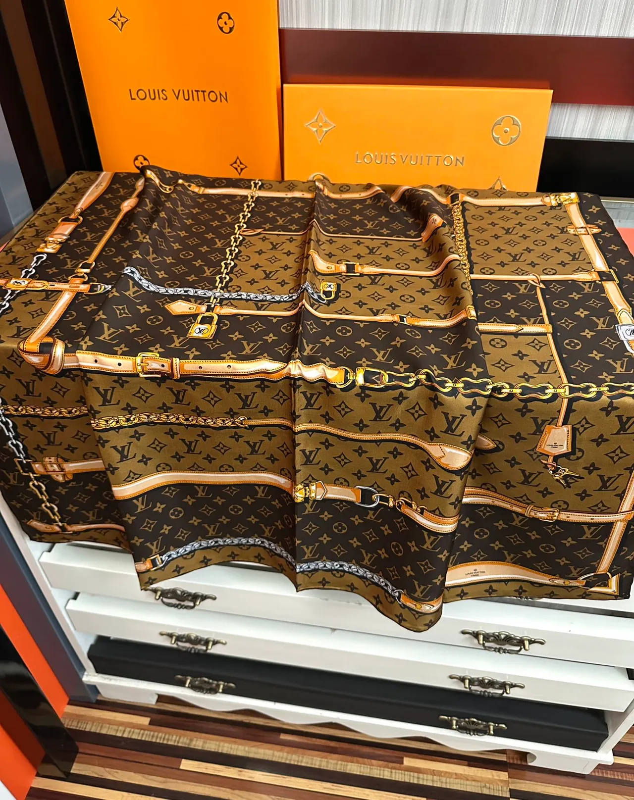Louis Vuitton Monogram وشاح حريري بني بيج 2
