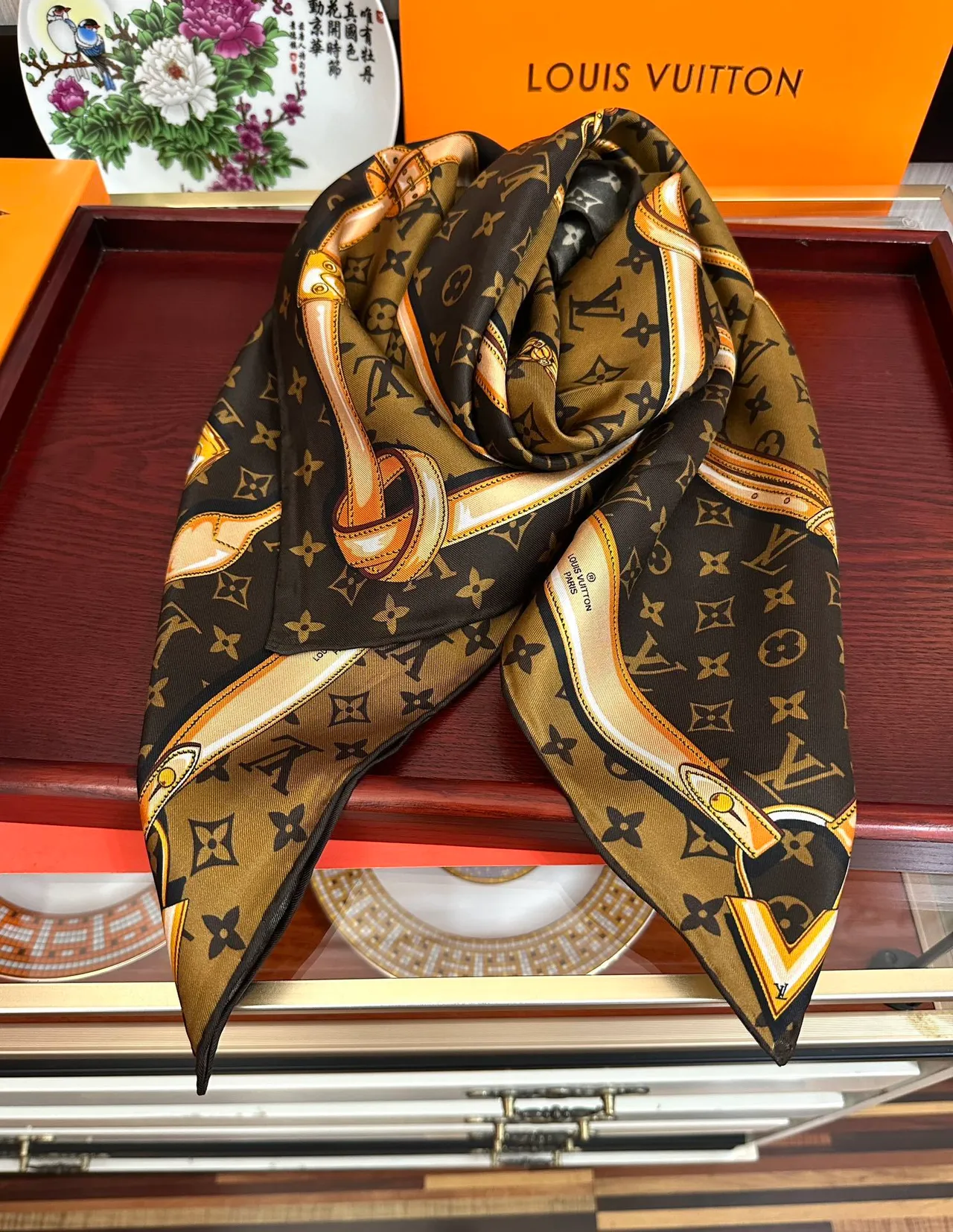 Louis Vuitton Monogram وشاح حريري بني بيج 3
