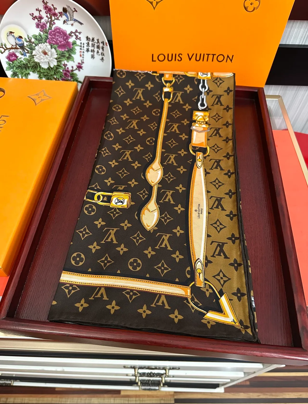 Louis Vuitton Monogram وشاح حريري بني بيج 4