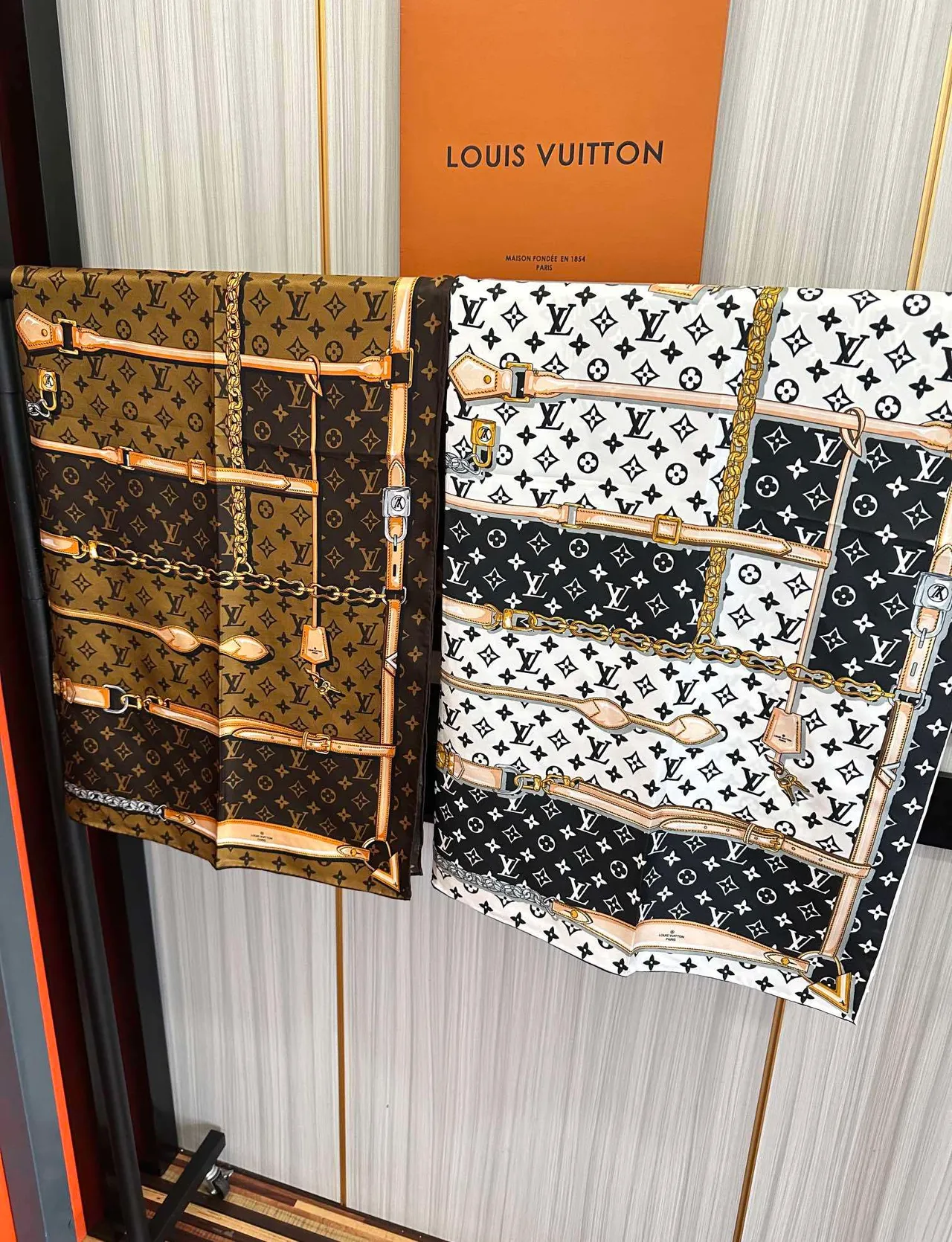 Louis Vuitton Monogram وشاح حريري بني بيج 5