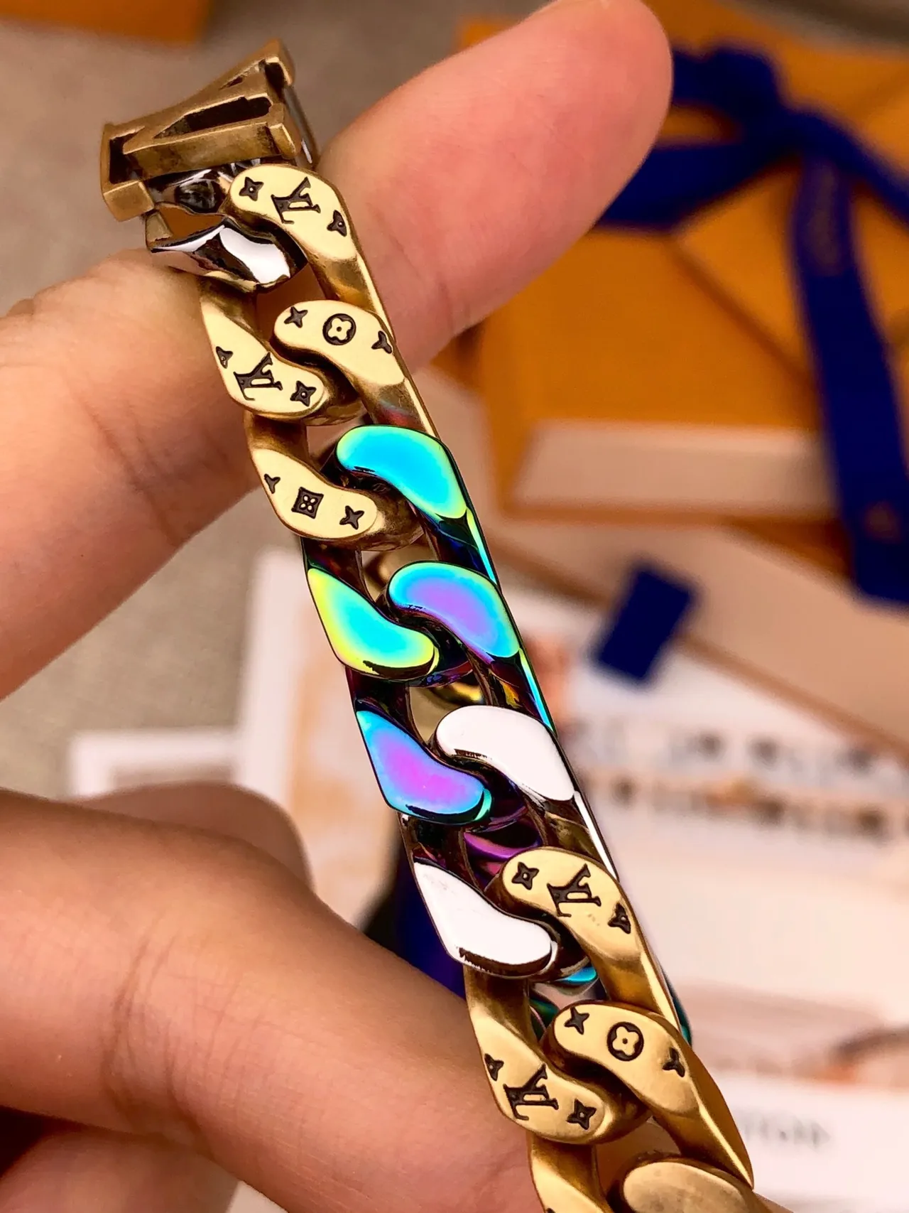 Louis Vuitton Monogram Curb-Link لون قوس قزح ثنائي اللون سوار 5