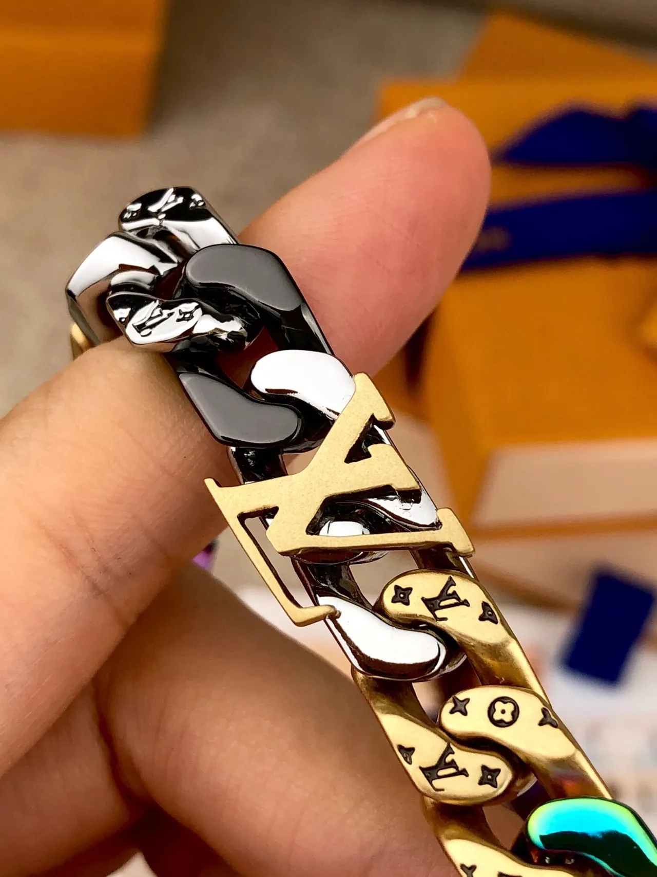 Louis Vuitton Monogram Curb-Link لون قوس قزح ثنائي اللون سوار 9