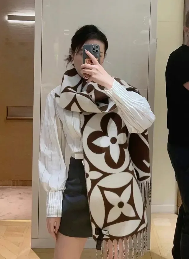 Louis Vuitton Monogram Flower Brown and White Cashmere Scarf 3