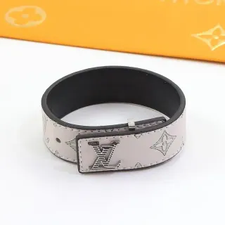 Louis Vuitton Monogram काला लेदर ब्रेसलेट सिल्वर मेटल LV प्लाक क्लैस्प