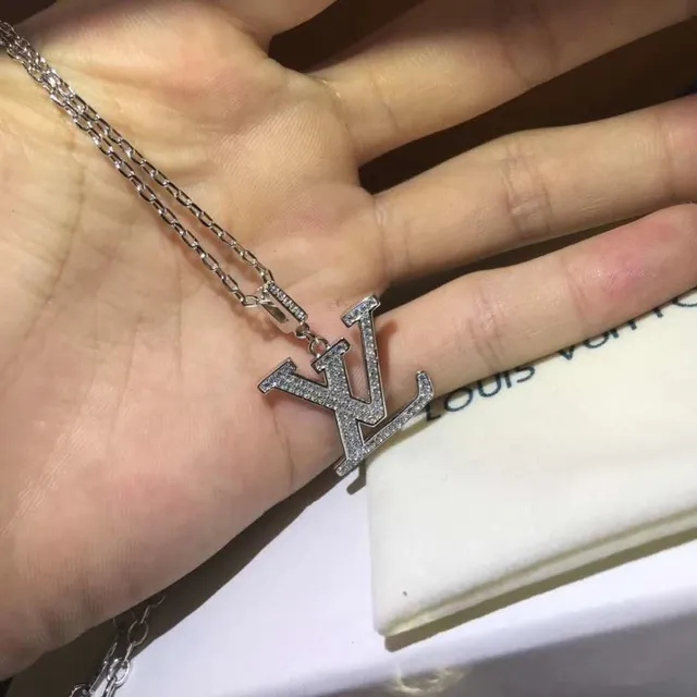 Collier avec pendentif de cristal pavé Monogram de Louis Vuitton 3