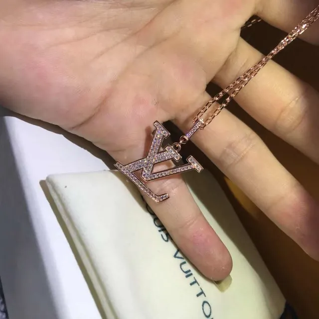Collier avec pendentif de cristal pavé Monogram de Louis Vuitton 4