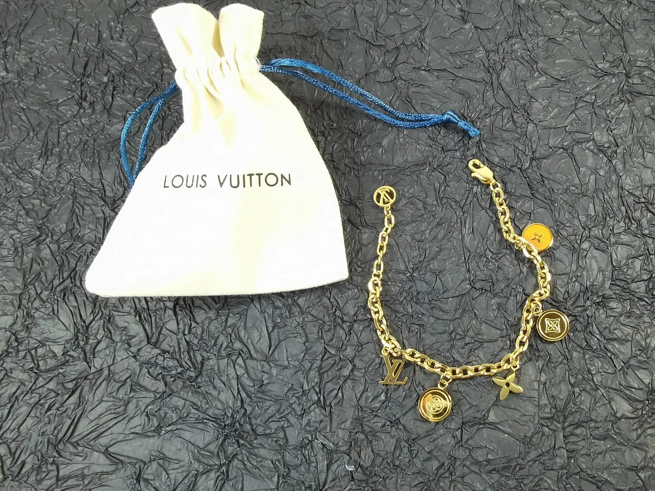Bracelet Louis Vuitton Multi-Charm Monogram Chaîne Curb Chain or noir design de pendentif 2