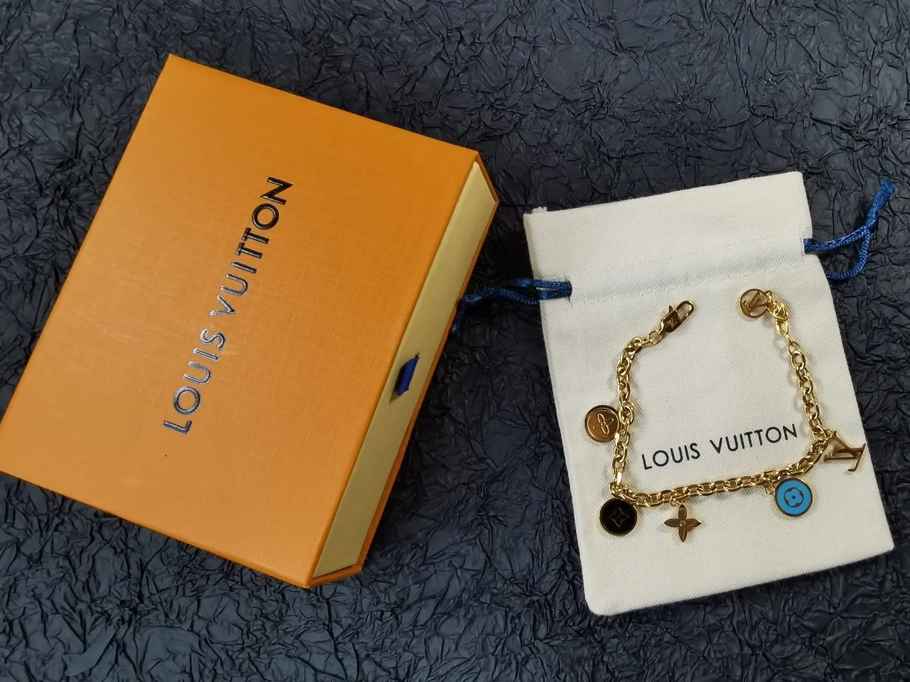 Bracelet Louis Vuitton Multi-Charm Monogram Chaîne Curb Chain or noir design de pendentif 3