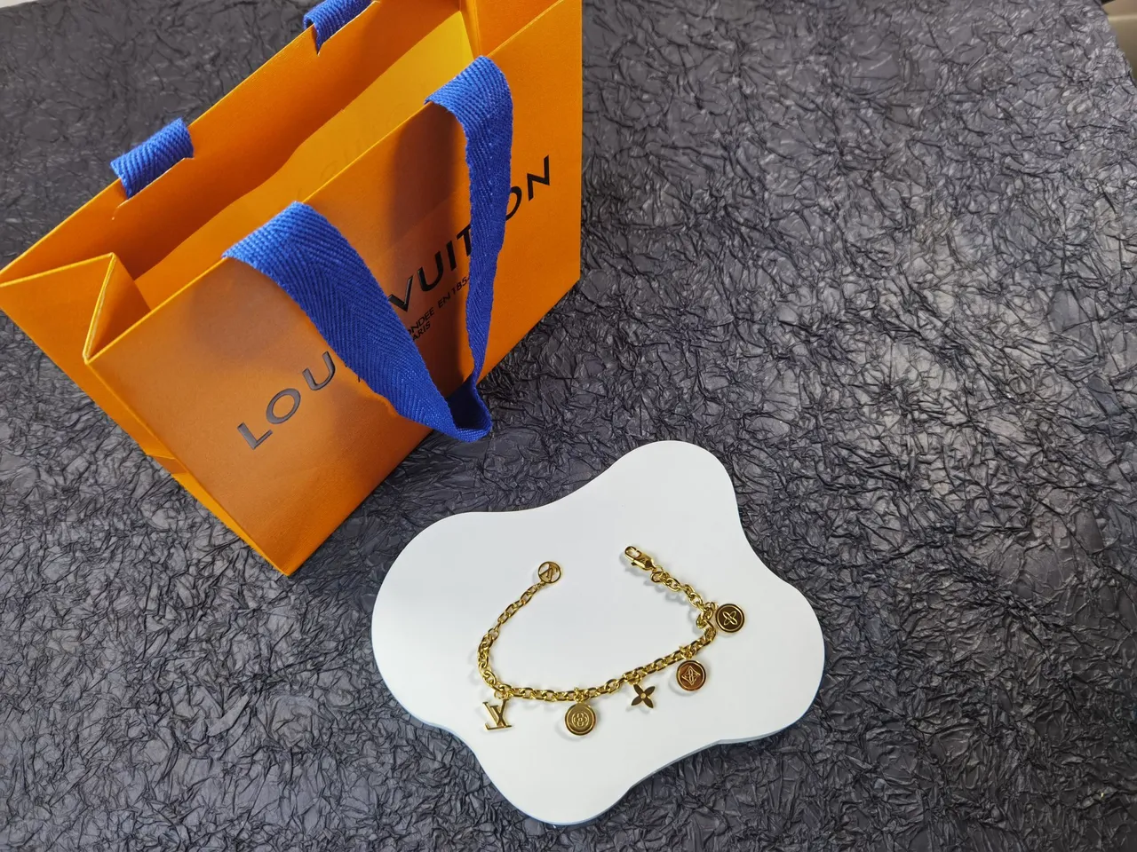 Bracelet Louis Vuitton Multi-Charm Monogram Chaîne Curb Chain or noir design de pendentif 4