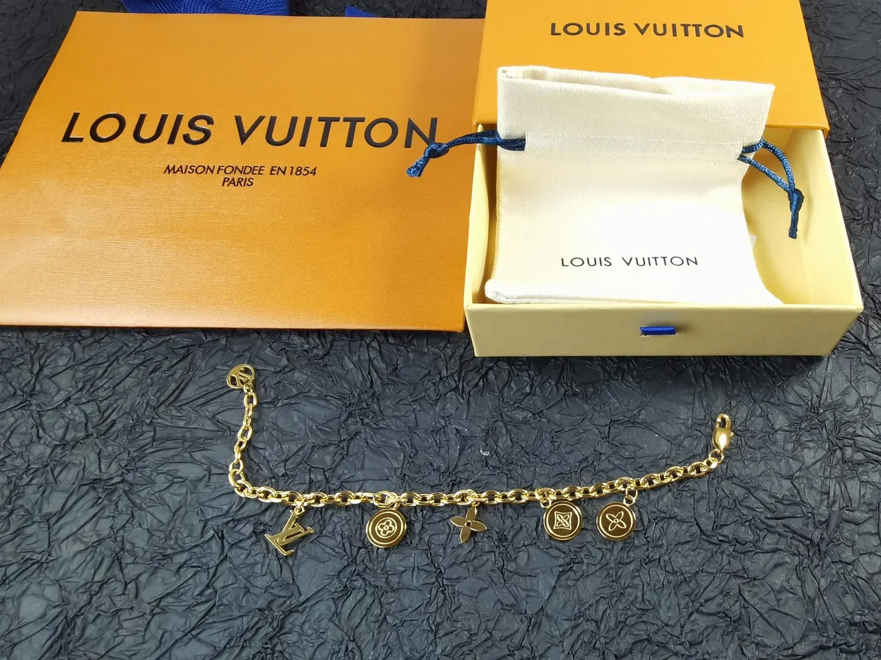 Bracelet Louis Vuitton Multi-Charm Monogram Chaîne Curb Chain or noir design de pendentif 5