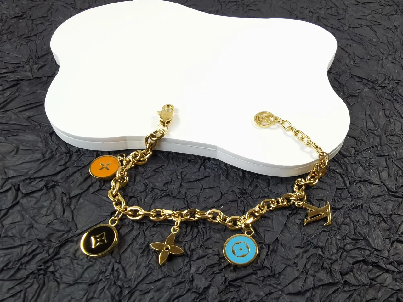 Bracelet Louis Vuitton Multi-Charm Monogram Chaîne Curb Chain or noir design de pendentif 6