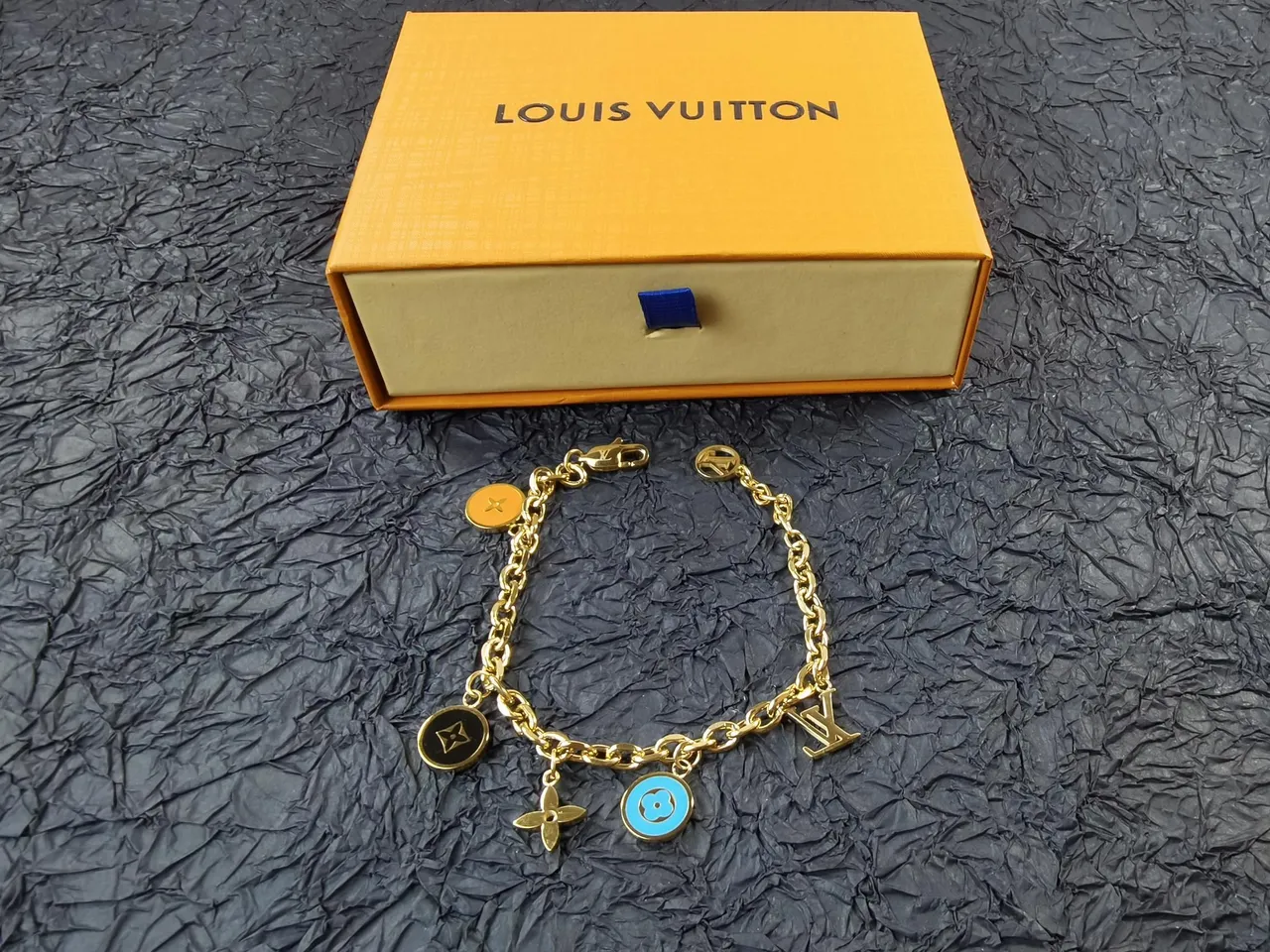 Bracelet Louis Vuitton Multi-Charm Monogram Chaîne Curb Chain or noir design de pendentif 7
