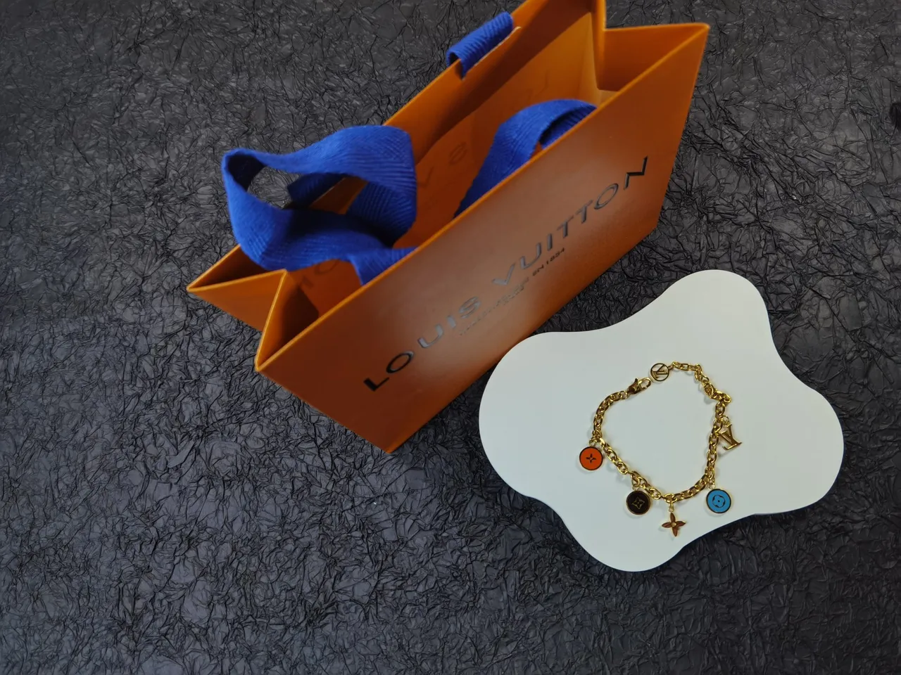 Bracelet Louis Vuitton Multi-Charm Monogram Chaîne Curb Chain or noir design de pendentif 8