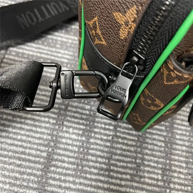 Louis Vuitton Multi Pochette Accessoires Bolsa mensageira marrom verde monograma lona acentuação de canal 15
