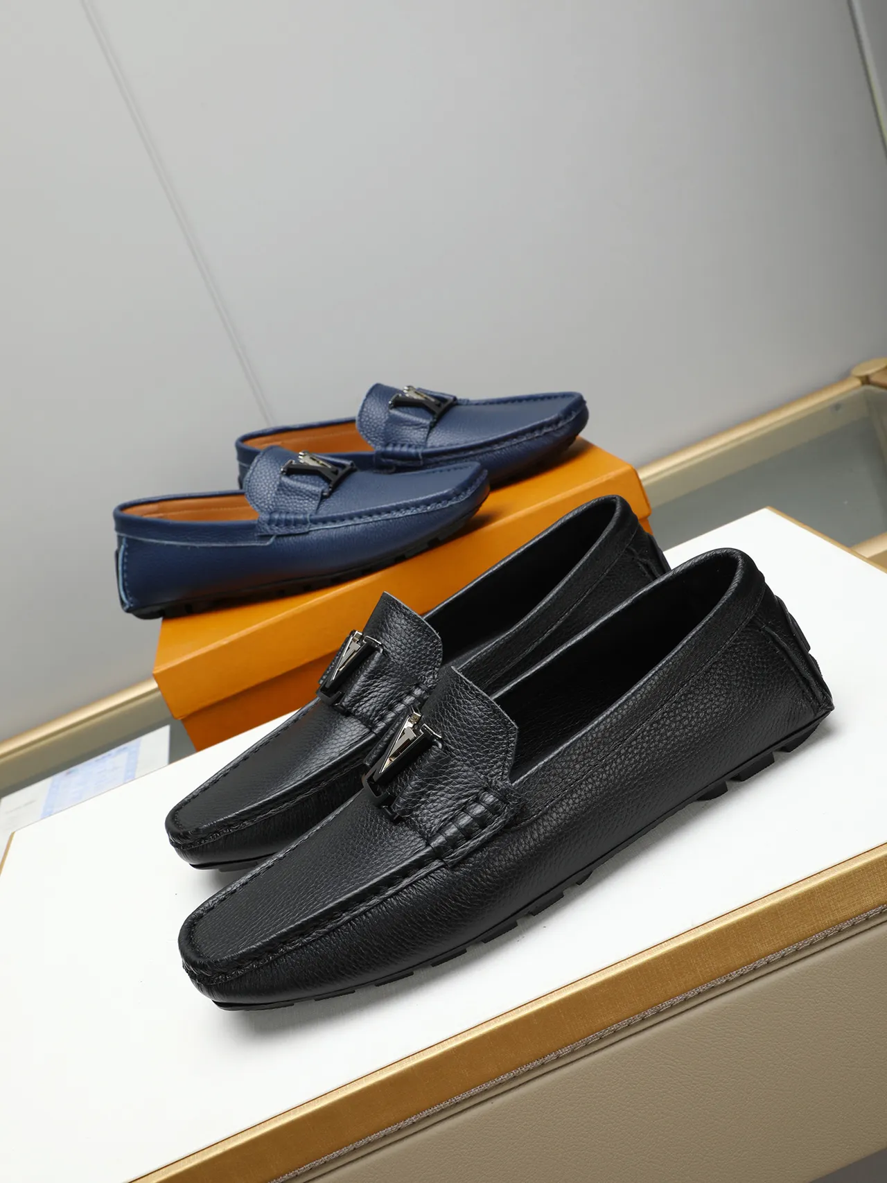 Louis Vuitton بني بحري جلد مقشف مشبك معدني إكسنت لوفر 2