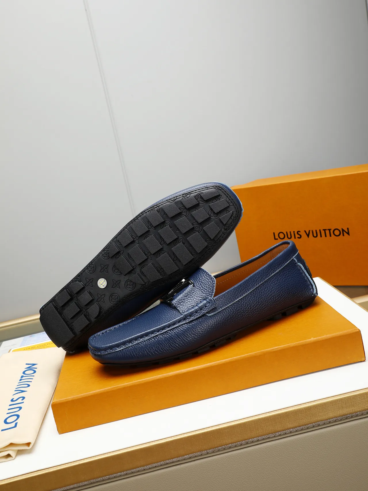 Louis Vuitton بني بحري جلد مقشف مشبك معدني إكسنت لوفر 4