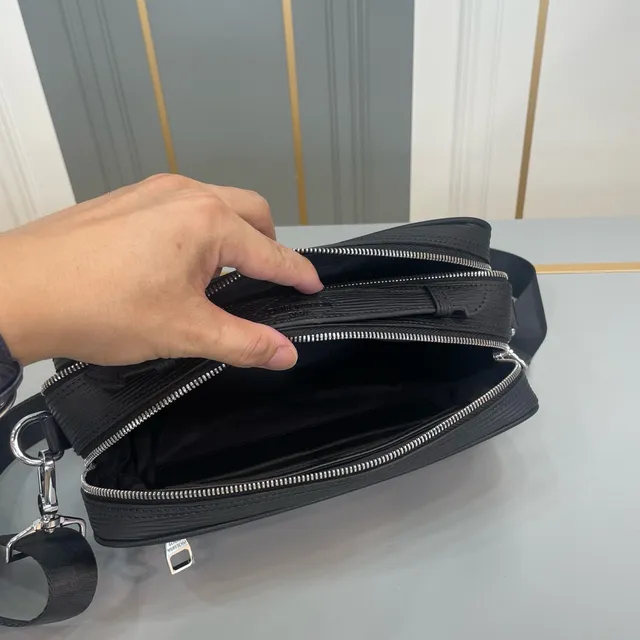 लुई विट्टन Pochette Metis काला चांदी संरचित आयताकार आकृति Epi चमड़ा टेक्सचर मैसेंजर बैग 2