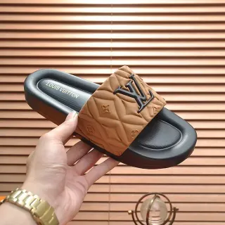 Louis Vuitton Quilted पट्टा स्लाइड स्लिपर