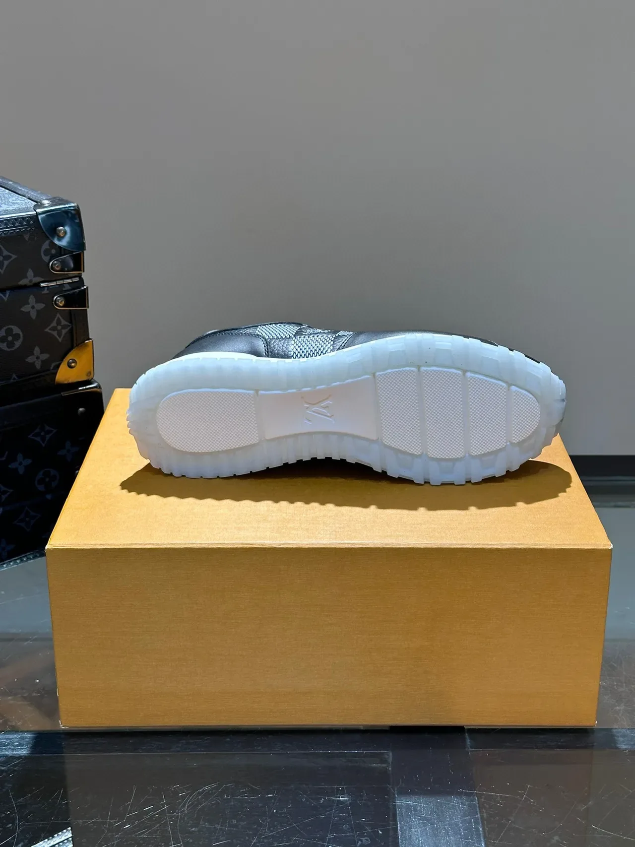 Louis Vuitton Run Away Tênis Lifestyle Preto e Checkerboard 2