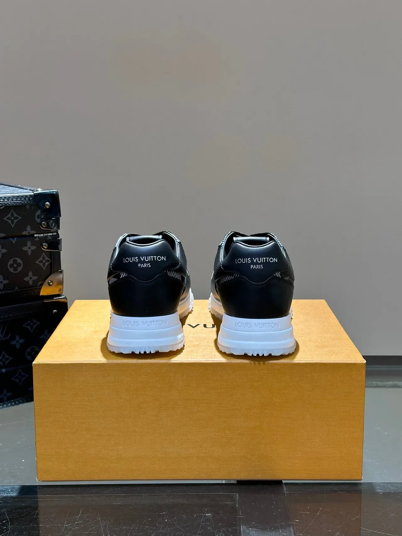 Louis Vuitton Run Away Tênis Lifestyle Preto e Checkerboard 4