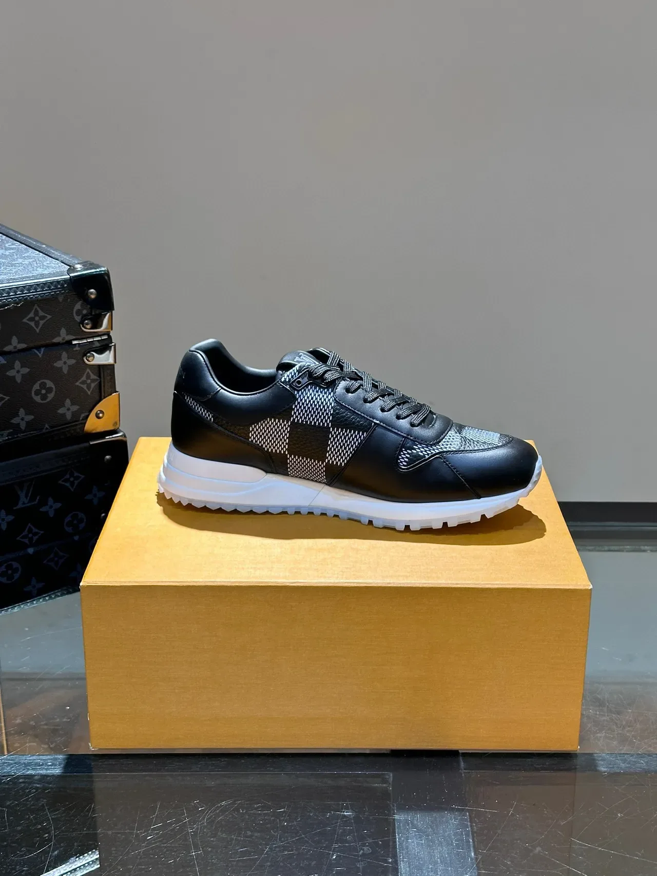 Louis Vuitton Run Away Tênis Lifestyle Preto e Checkerboard 5