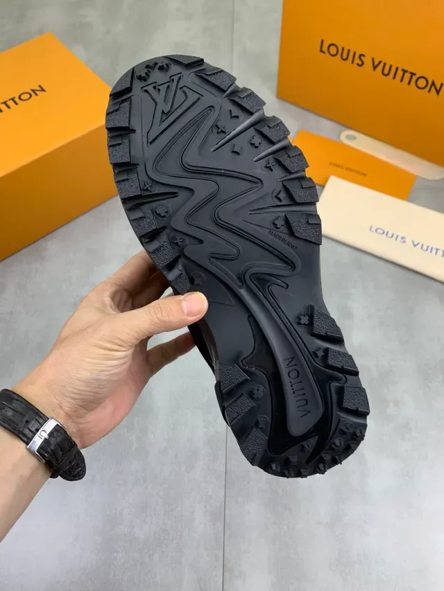 Louis Vuitton Run Away Sneakers Lifestyle Noir et Gris 3