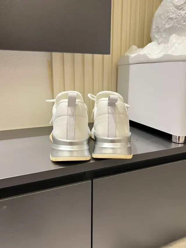 Louis Vuitton Run Away Sneakers Lifestyle Blancs en Tricot 2