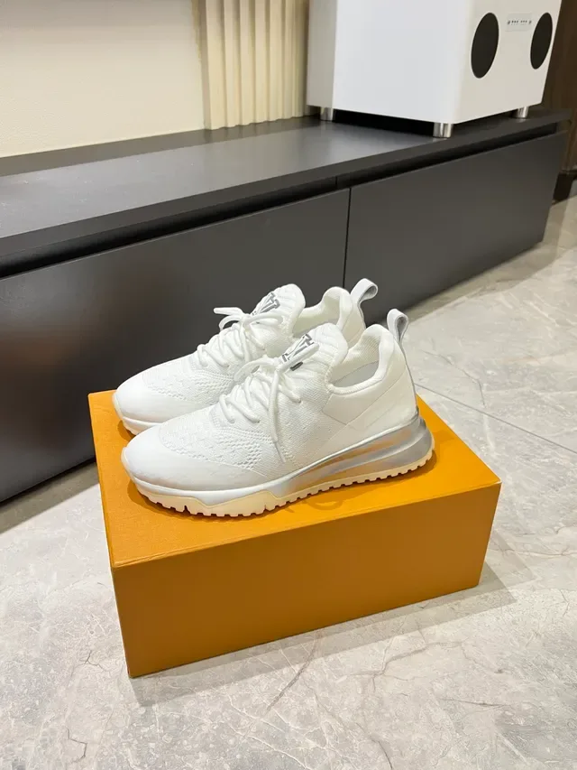 Louis Vuitton Run Away Sneakers Lifestyle Blancs en Tricot 5