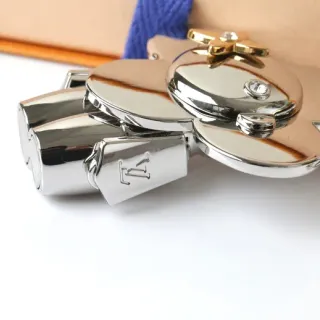 Louis Vuitton সিলভার ব্লু পলিশড মেটাল ফ্লোরাল ক্লাস্প ডিজাইন হ্যান্ডব্যাগ