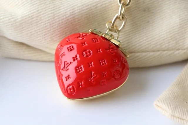 Louis Vuitton Charme Fraise Rouge Vert Émail LV Monogramme Sac 3