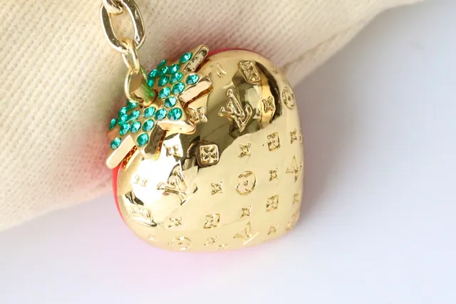 Louis Vuitton Charme Fraise Rouge Vert Émail LV Monogramme Sac 4