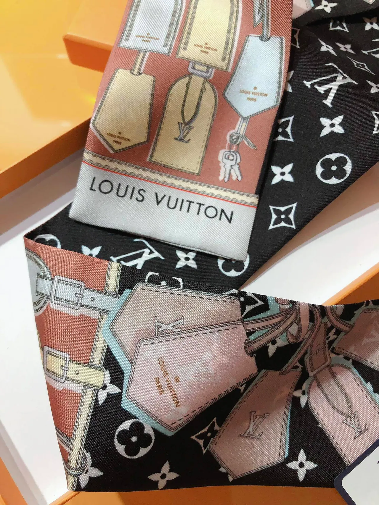 Louis Vuitton TAG ME écharpe de soie noire 3