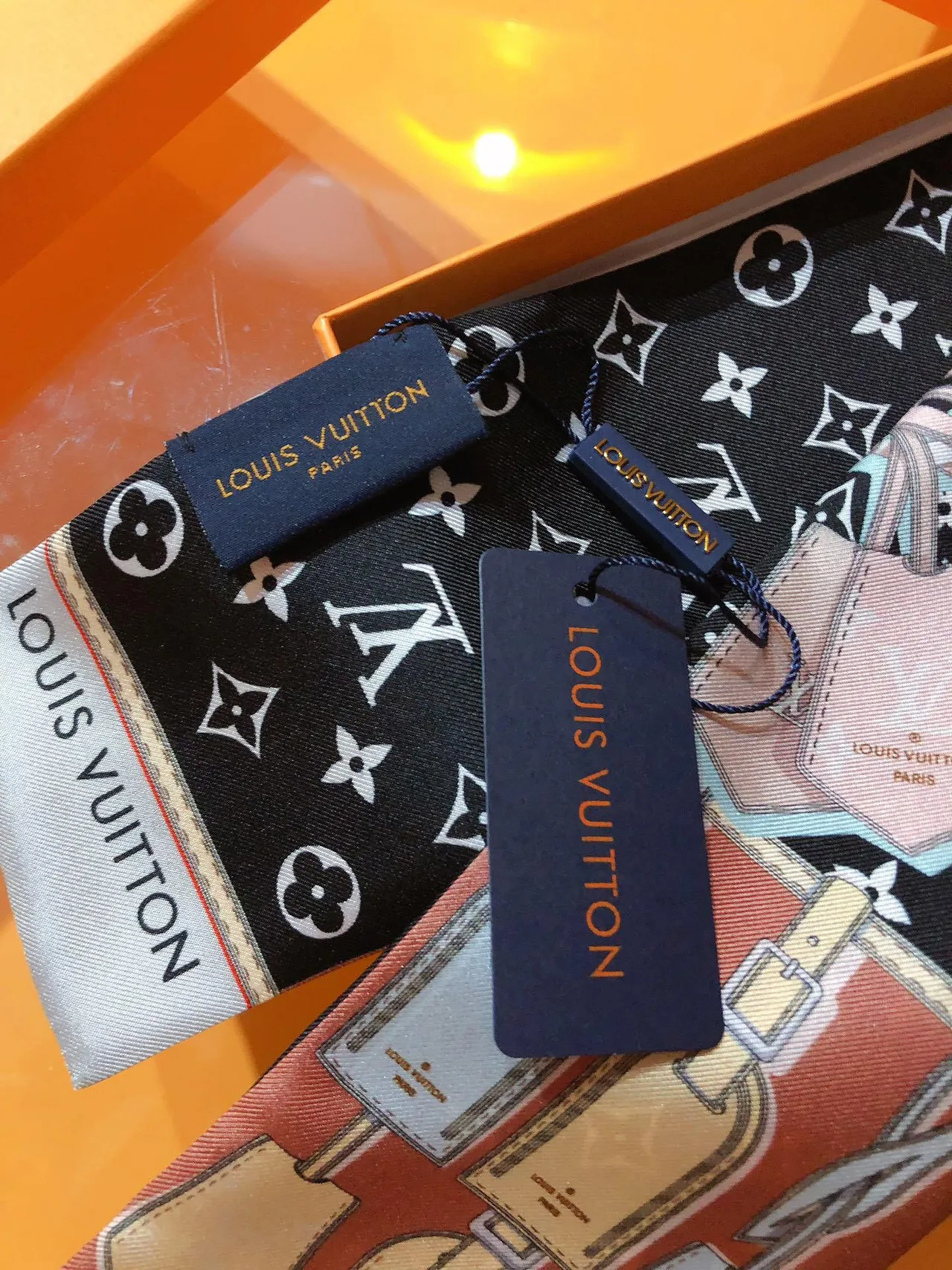 Louis Vuitton TAG ME écharpe de soie noire 4