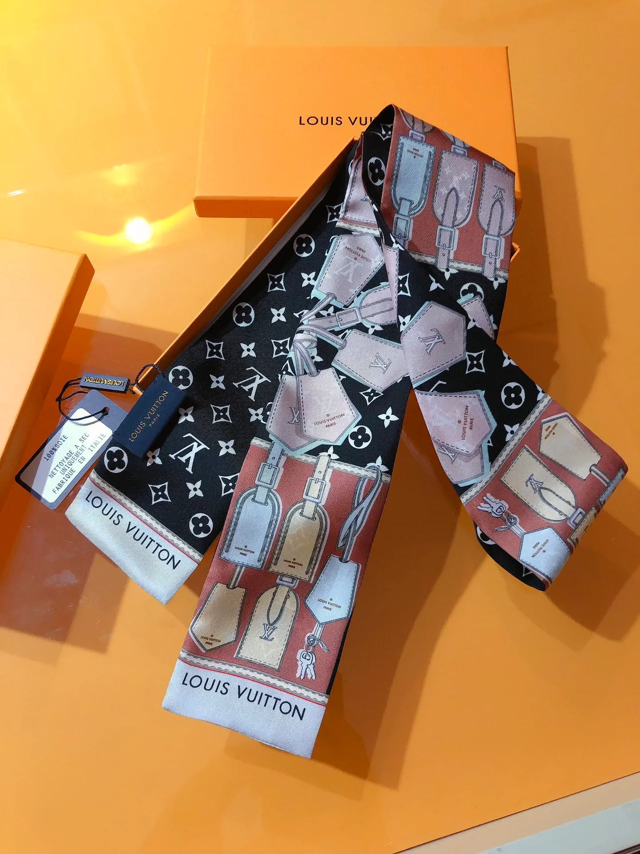 Louis Vuitton TAG ME écharpe de soie noire 5