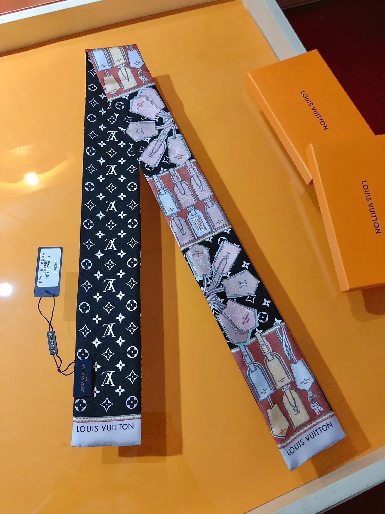 Louis Vuitton TAG ME écharpe de soie noire 7