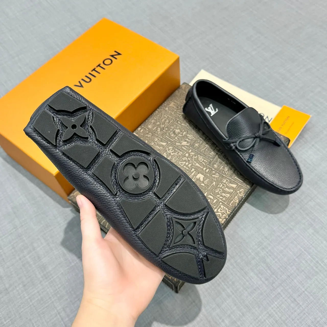 Louis Vuitton Mocassins à glands Noir Cuir granulé Mocassins 2